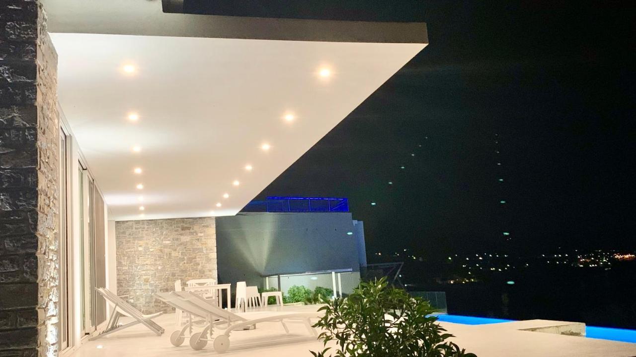 Kuro Beach House - Oceanfront Luxury & 25M Pool Achlia ภายนอก รูปภาพ